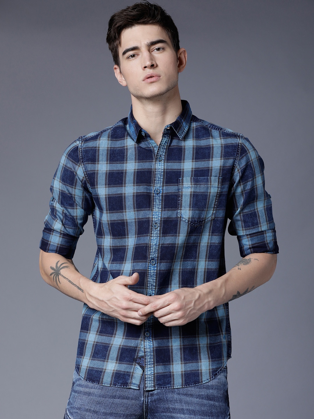 

LOCOMOTIVE Men Navy Blue Slim Fit Checked Casual Shirt