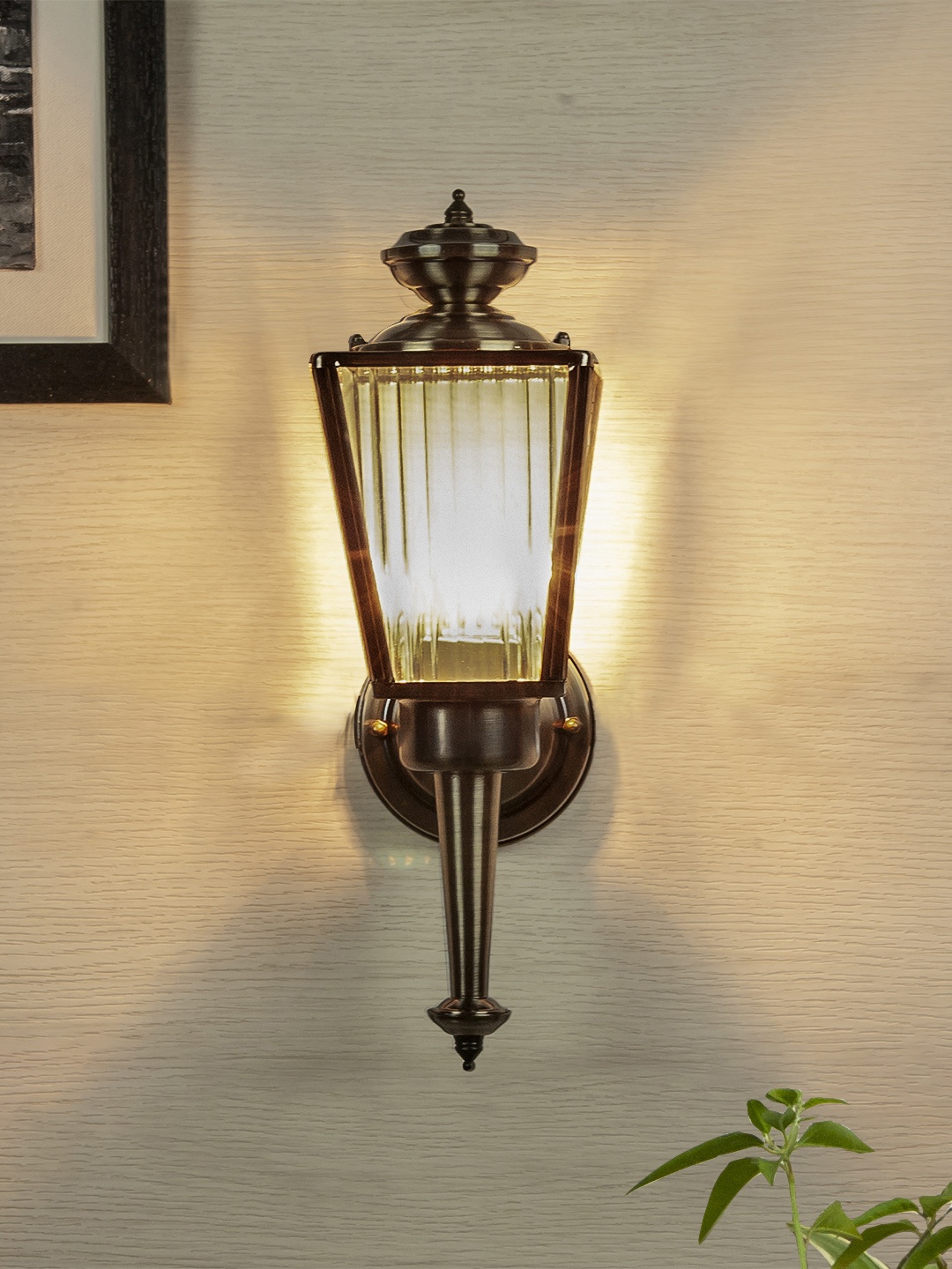 

THE LIGHT STORE White Textured Wallchiere, Gold