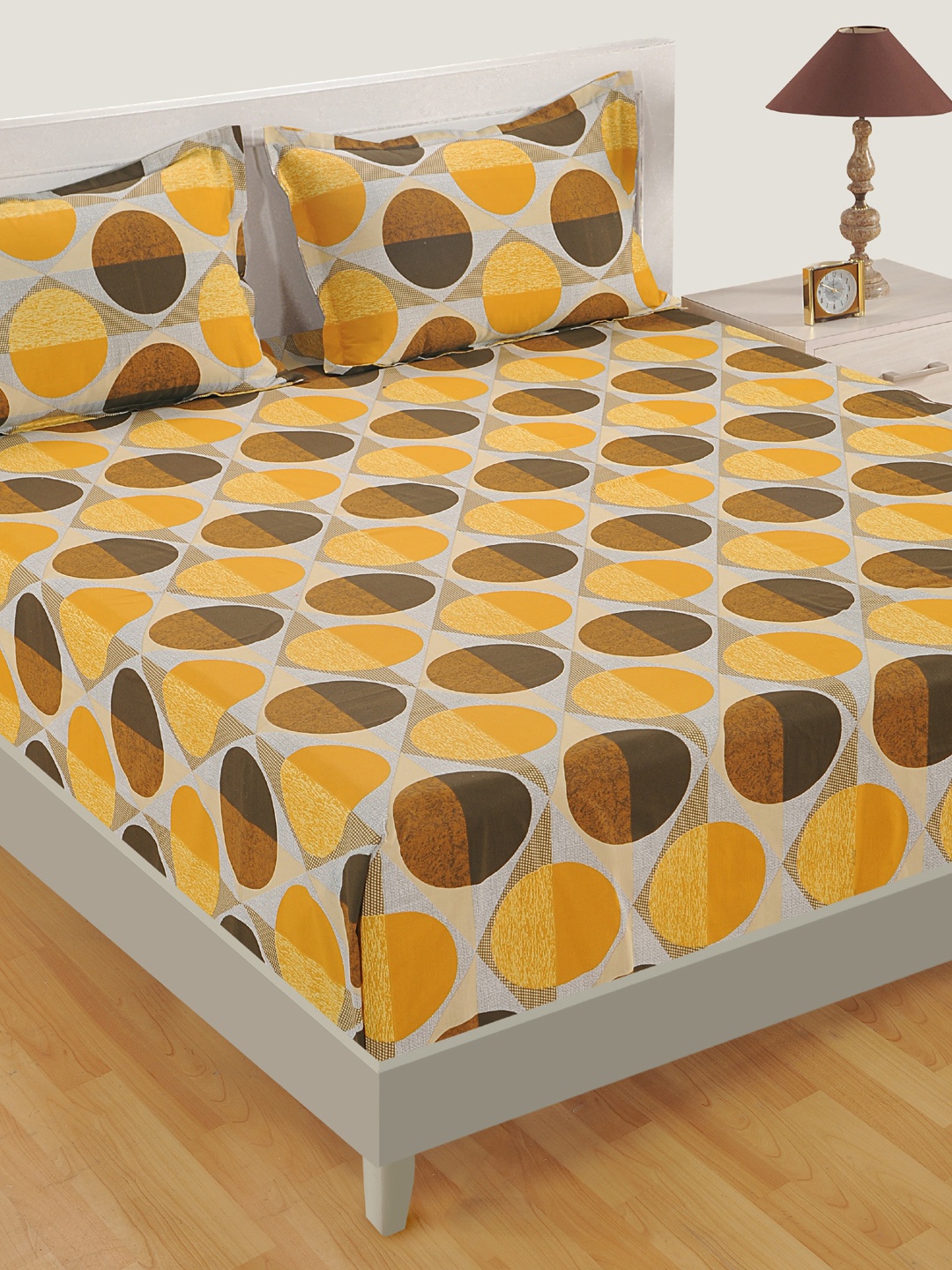 SWAYAM Off-White & Yellow Geometric 160 TC Cotton 1 Extra Large Bedsheet with 2 Pillow Covers