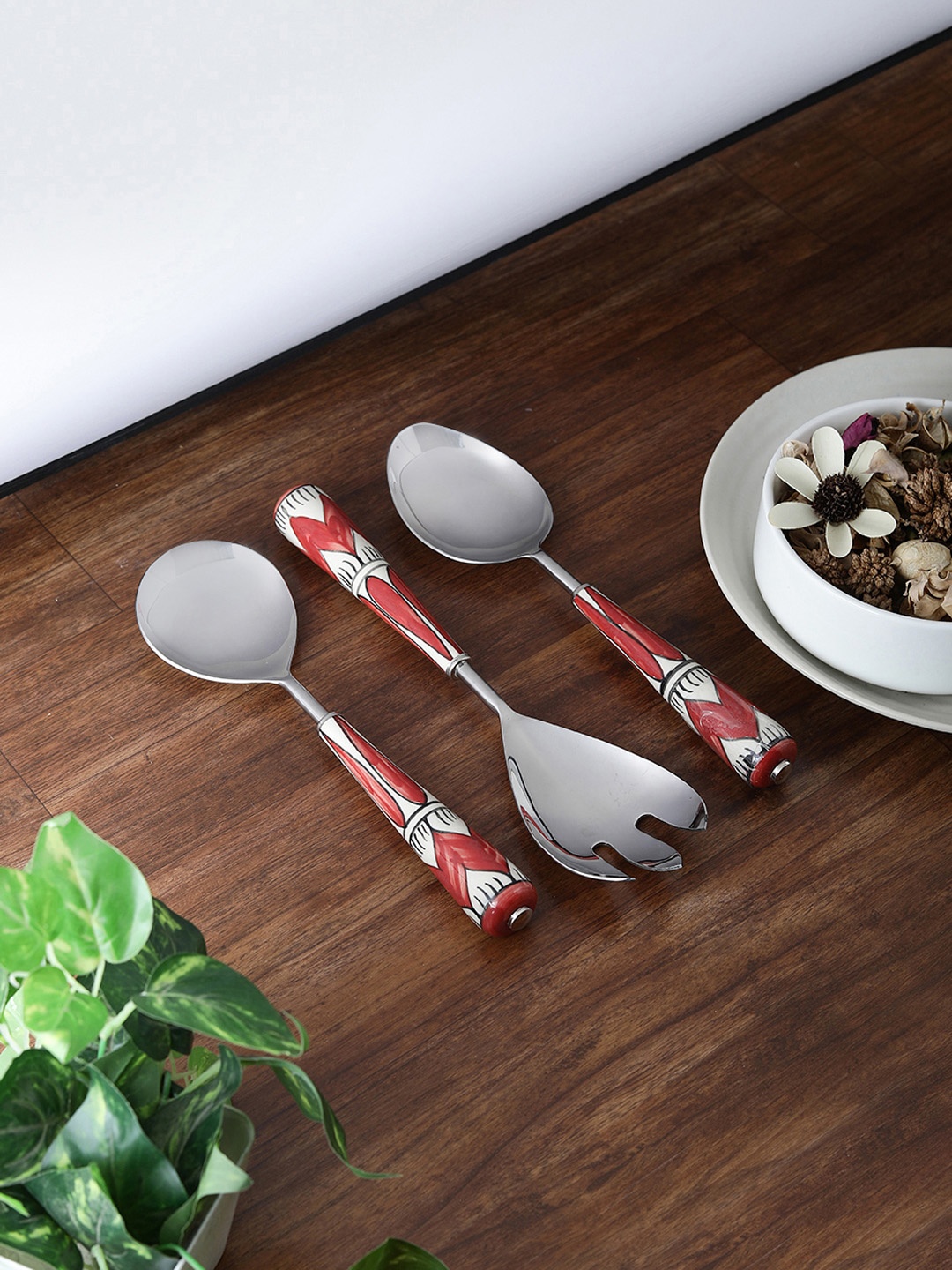 

VarEesha Red Printed Stainless Steel Set