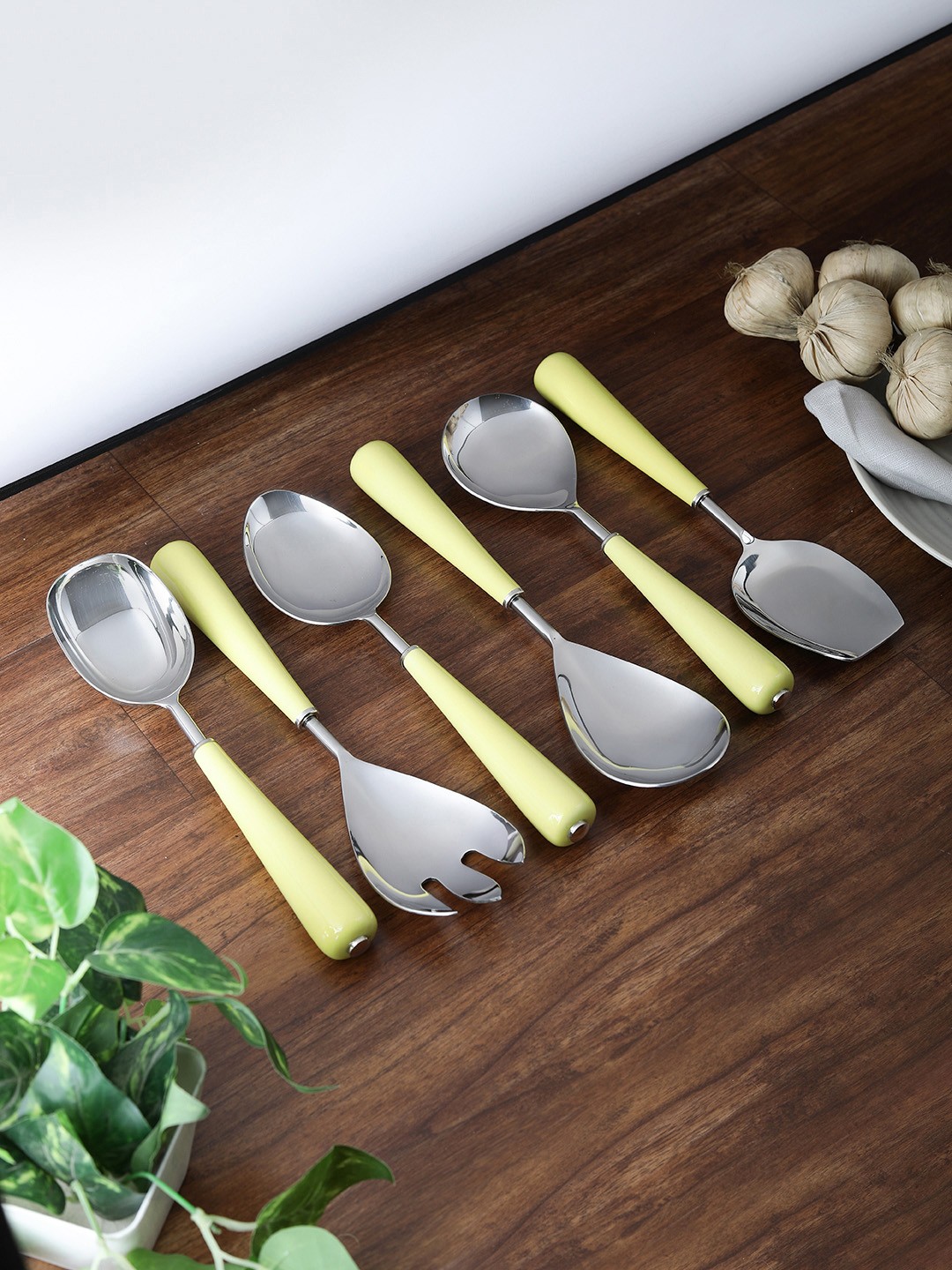 

VarEesha Yellow Printed Stainless Steel Set