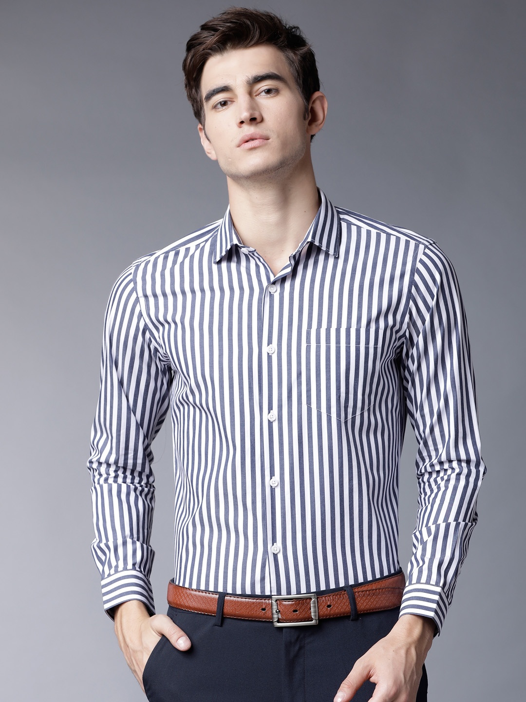 

Black coffee Men White & Navy Blue Slim Fit Striped Casual Shirt