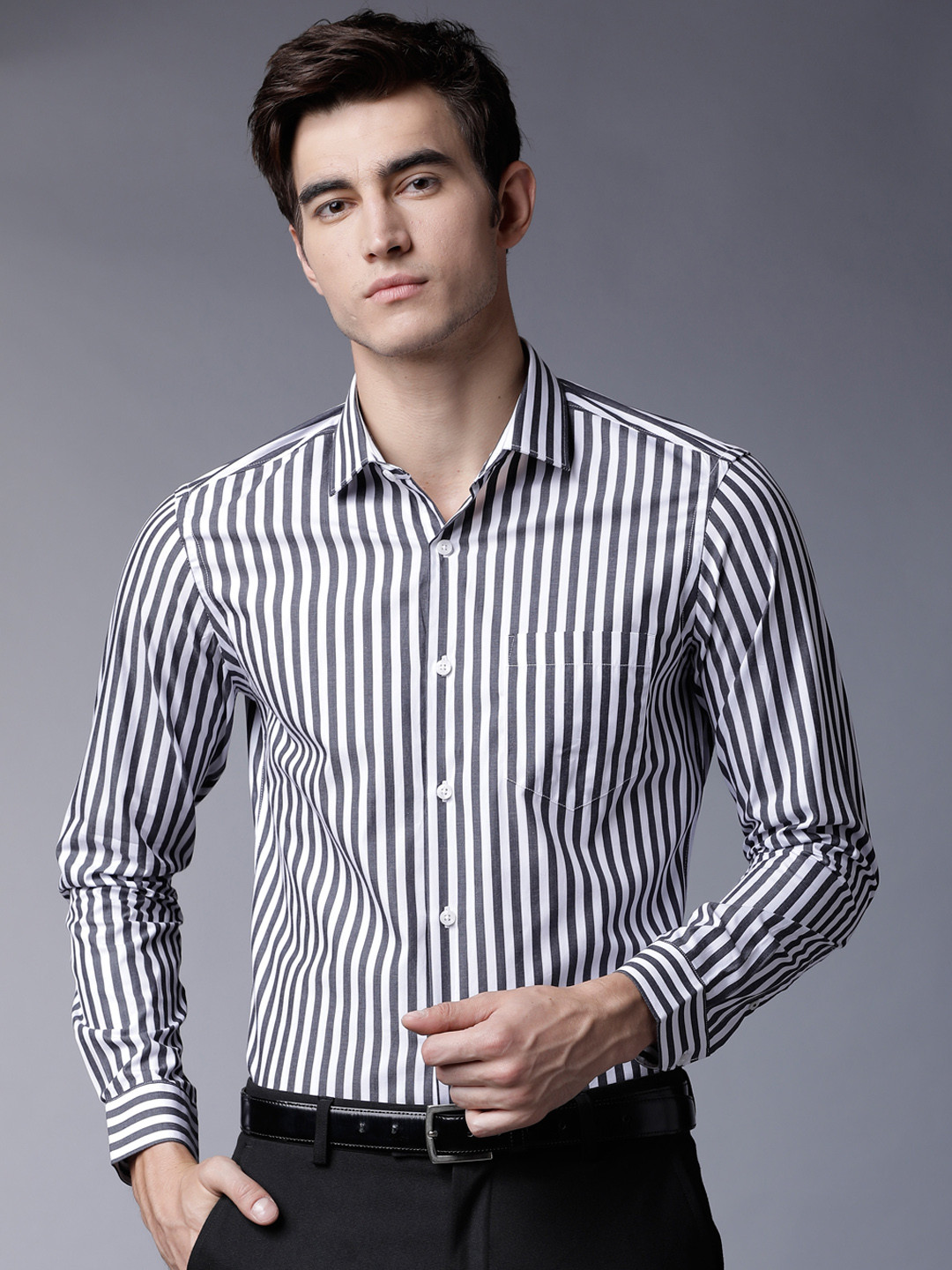 

Black coffee Men White & Black Slim Fit Striped Casual Shirt