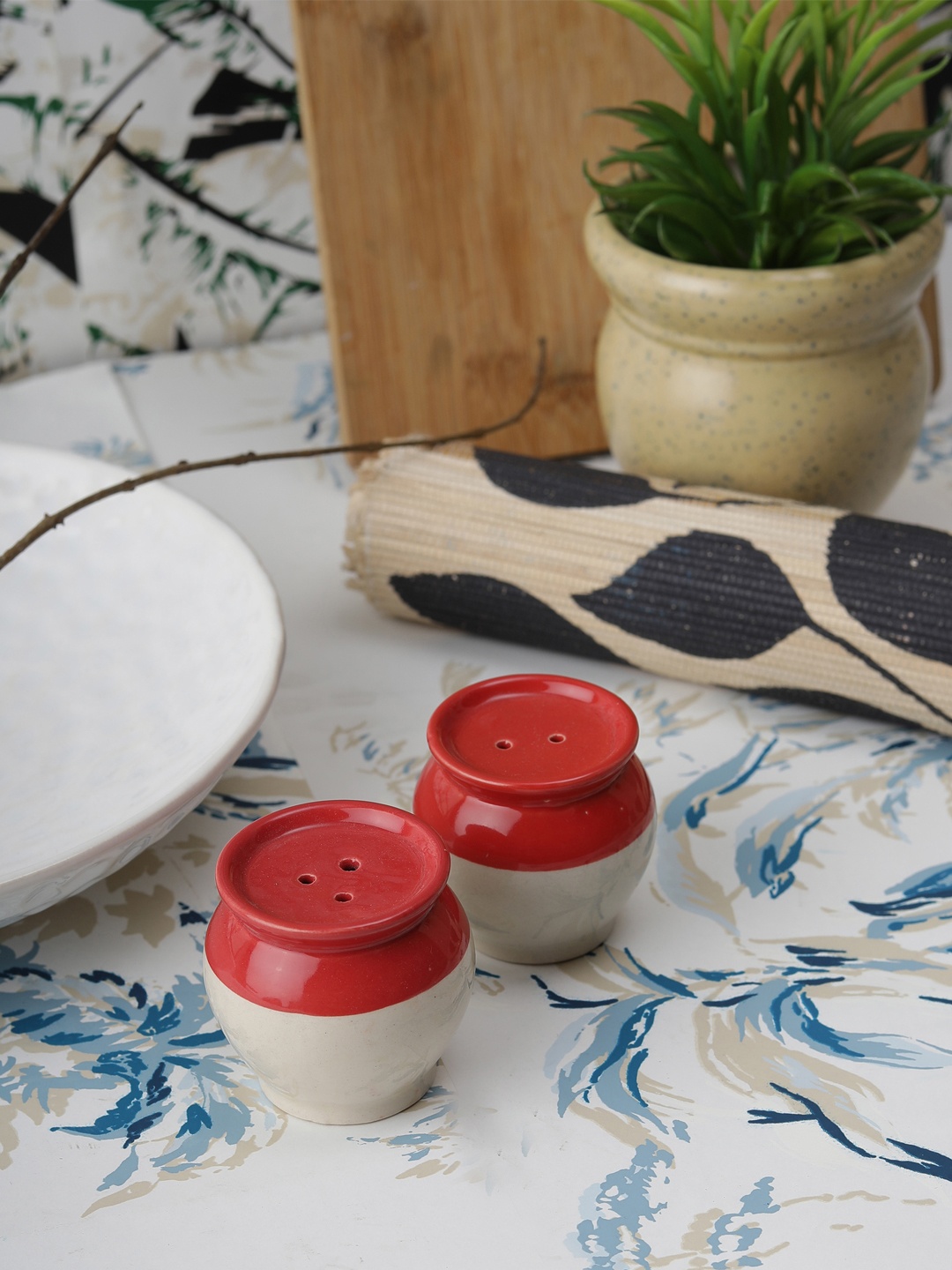 VarEesha Set of 2 Red & White Ceramic Salt & Pepper Shaker