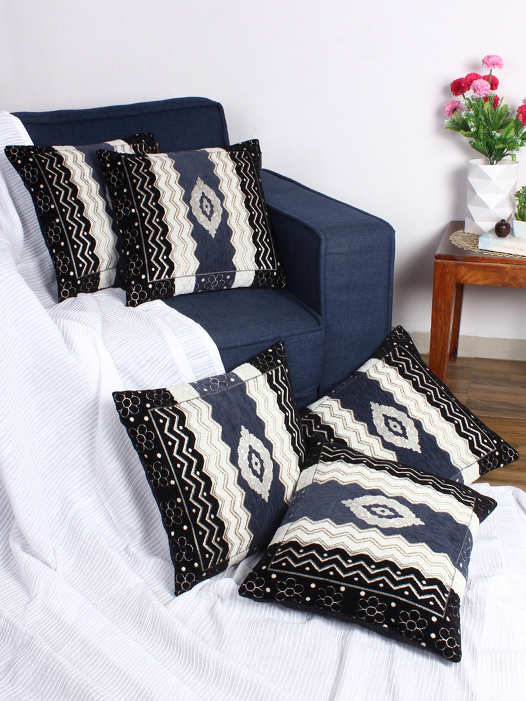 

ROMEE Black & Navy Blue Set of 5 Geometric Square Cushion Covers