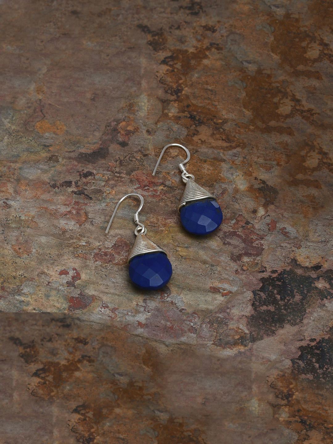 

Silverholic Silver-Toned & Blue Teardrop Shaped Drop Earrings
