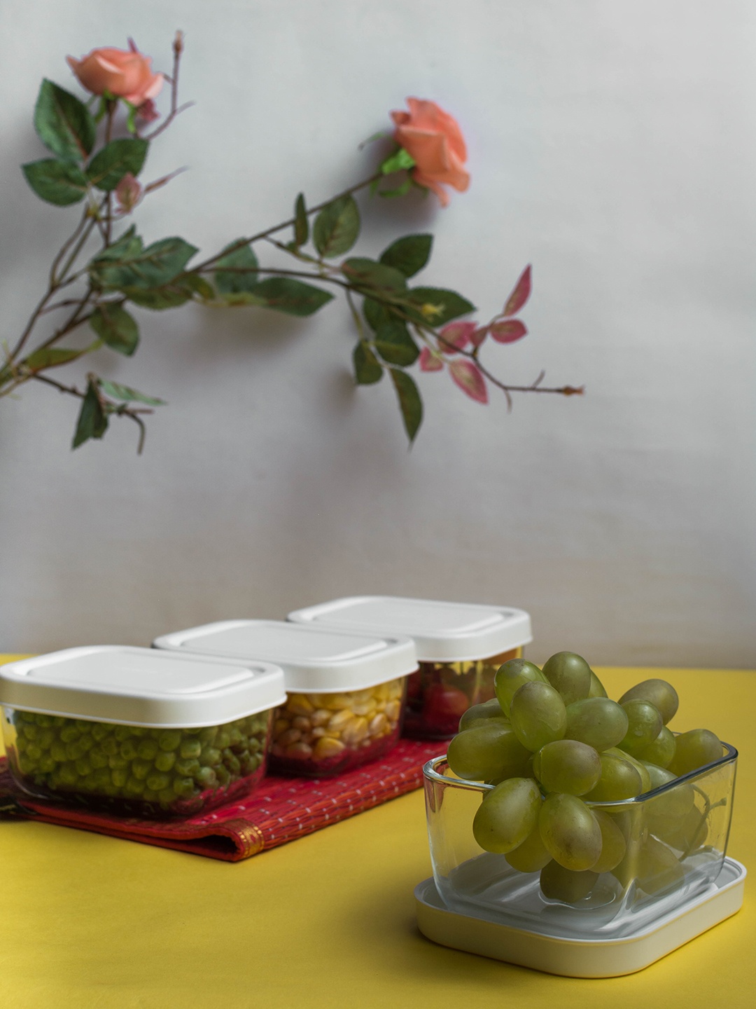 

Pasabahce Set of 4 Transparent & White Glass Bowls With Lids
