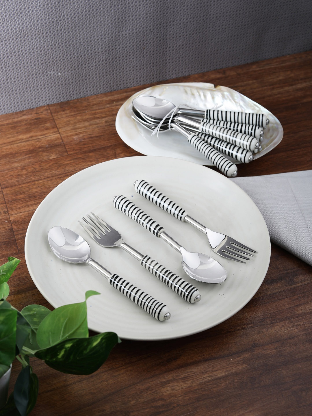 

VarEesha Black Set Of 12 Printed Stainless Steel Spoon