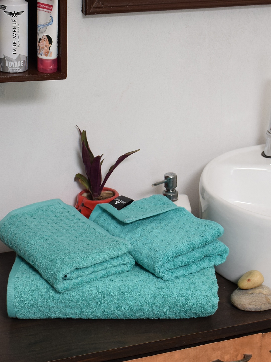 

Avira Home Unisex Set of 3 Sea Green Self-Design 600 GSM Towels