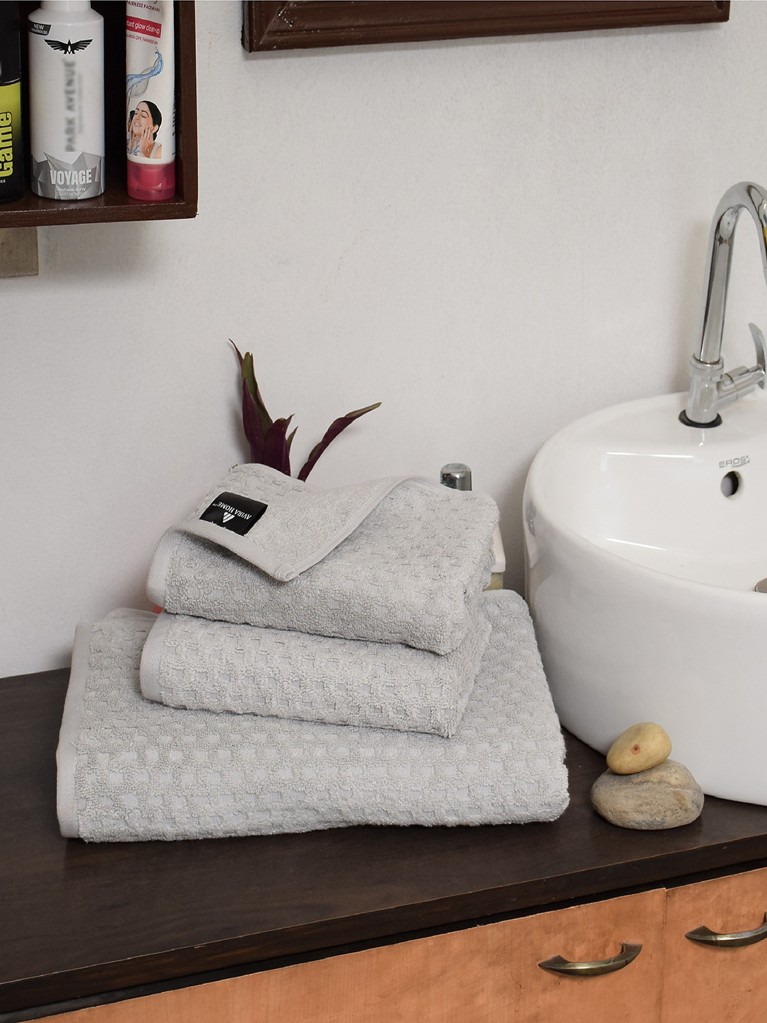 

Avira Home Unisex Set of 3 Off-White Self-Design 600 GSM Towels