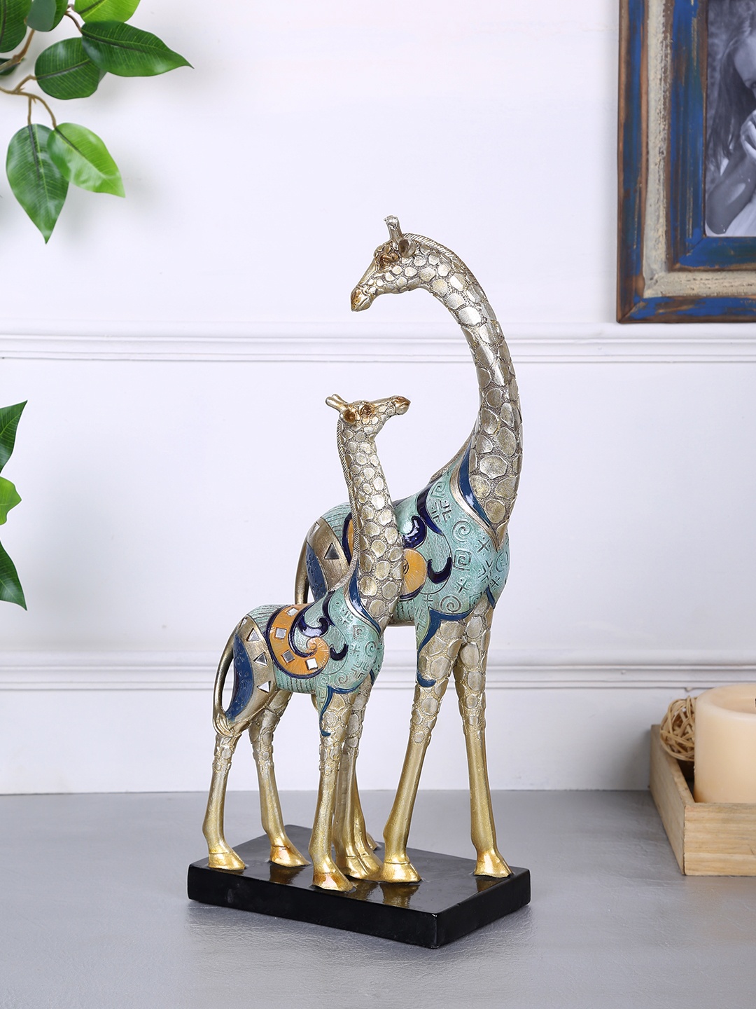 

TAYHAA Gold-Toned & Blue Resin Giraffe Statue
