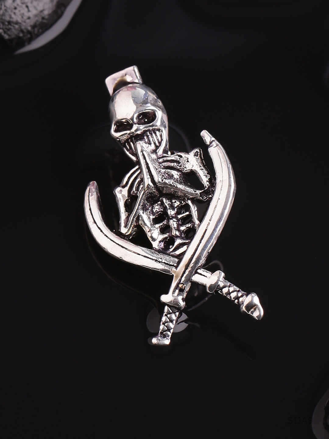 

Darre by Voylla Men Silver-Toned Brooch