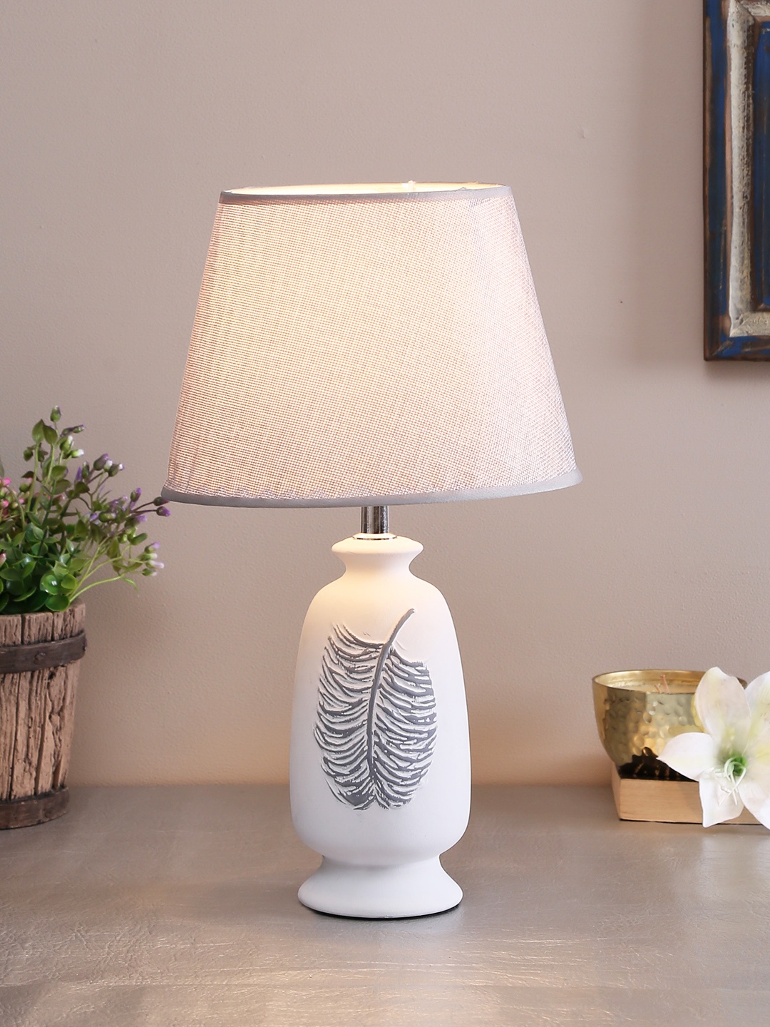 

TAYHAA White Textured Frustum-Shaped Carved Leaf Table Lamp & Shade