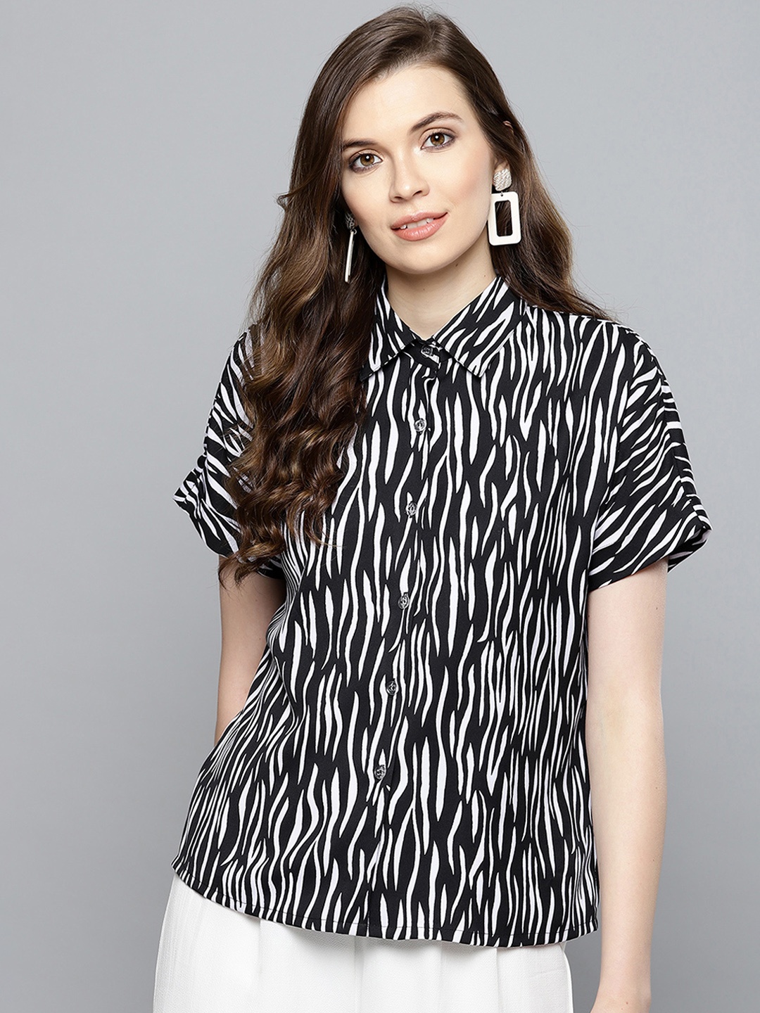 

Besiva Women Black & White Regular Fit Printed Casual Shirt