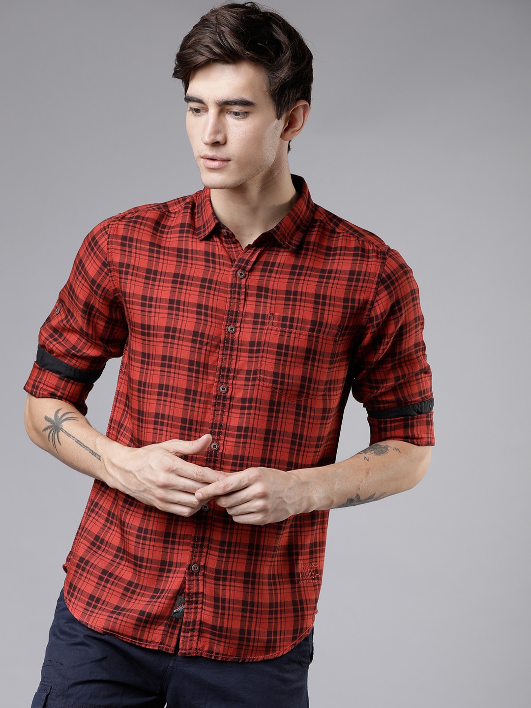 

LOCOMOTIVE Men Red & Navy Blue Slim Fit Checked Casual Shirt