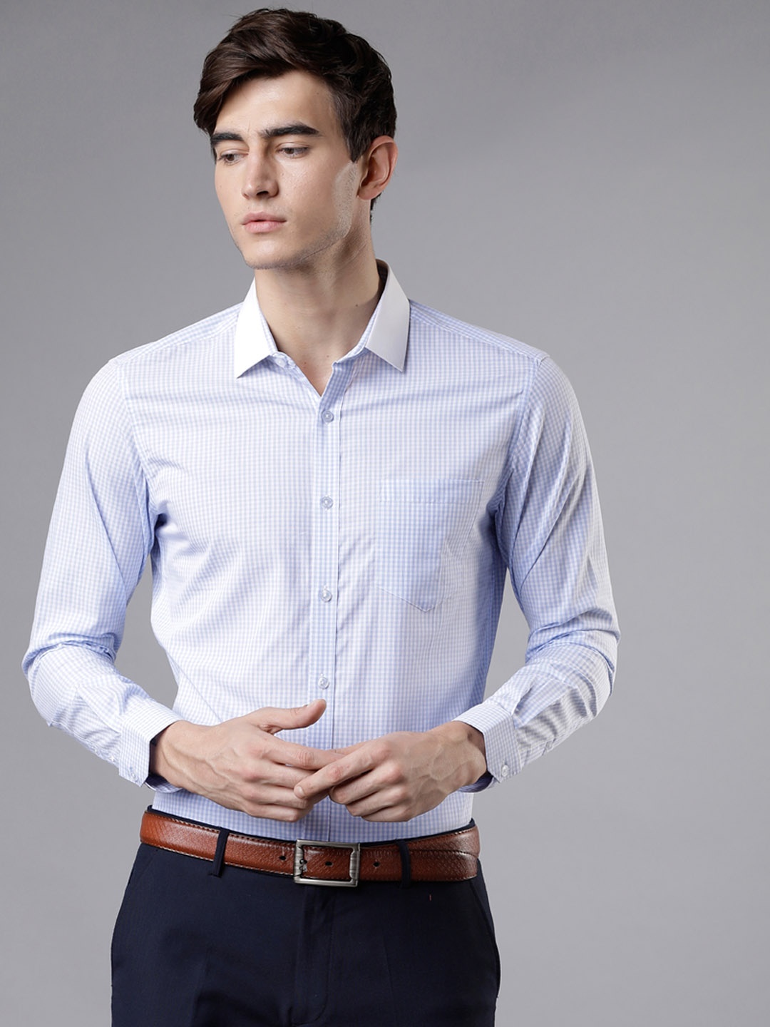 

Black coffee Men White & Blue Slim Fit Checked Formal Shirt
