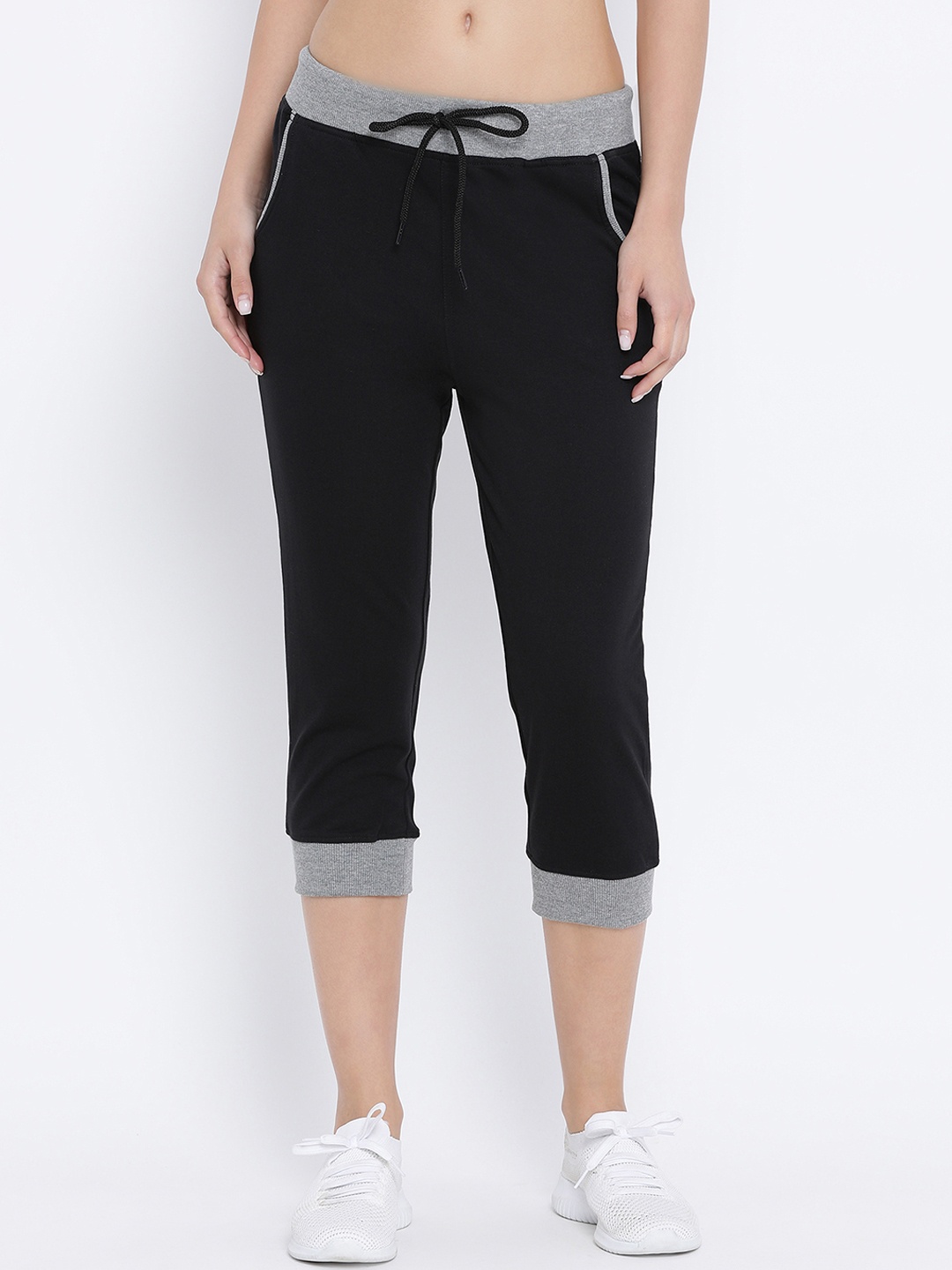 

Clovia Women Black Solid Activewear Capri Tights