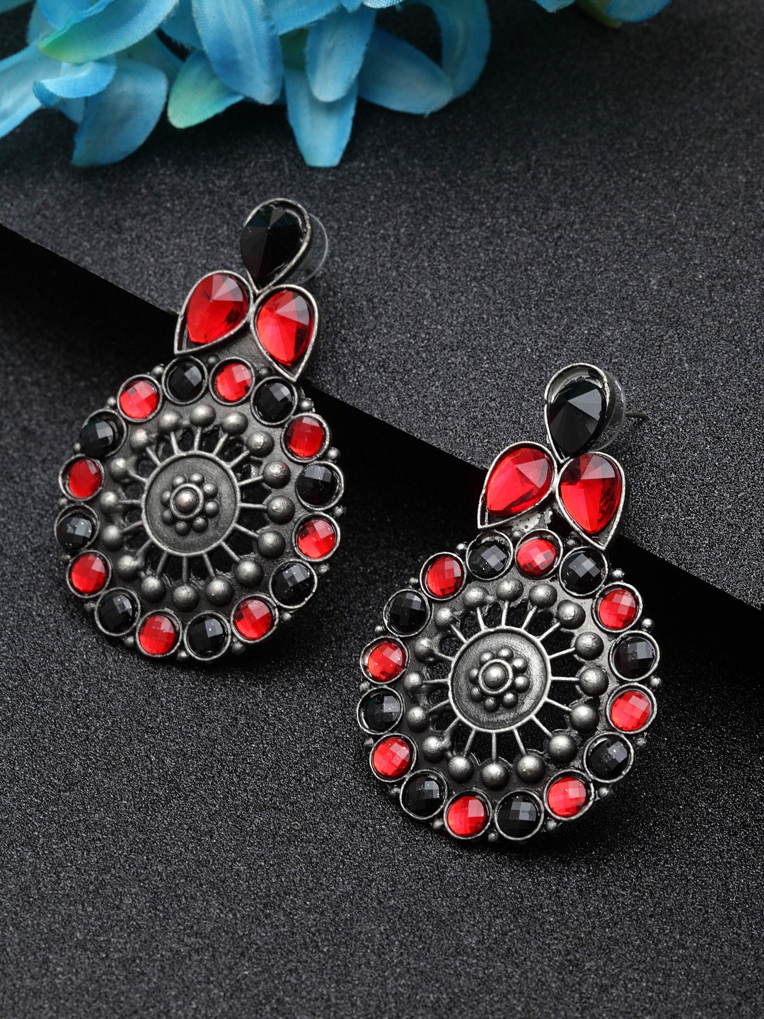 

Moedbuille Black & Red Silver-Plated Handcrafted Circular Studs