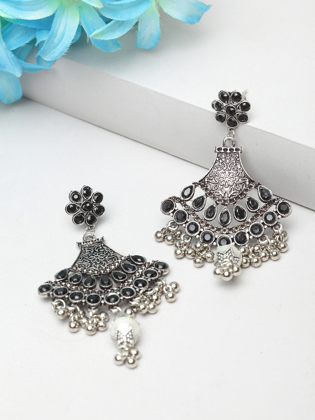 

Moedbuille Black Crescent Shaped Drop Earrings