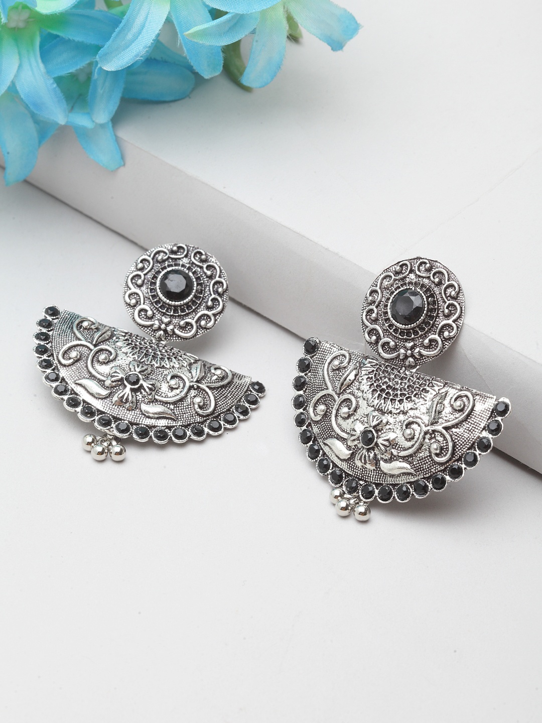 

Moedbuille Silver-Plated & Black Handcrafted Contemporary Drop Earrings
