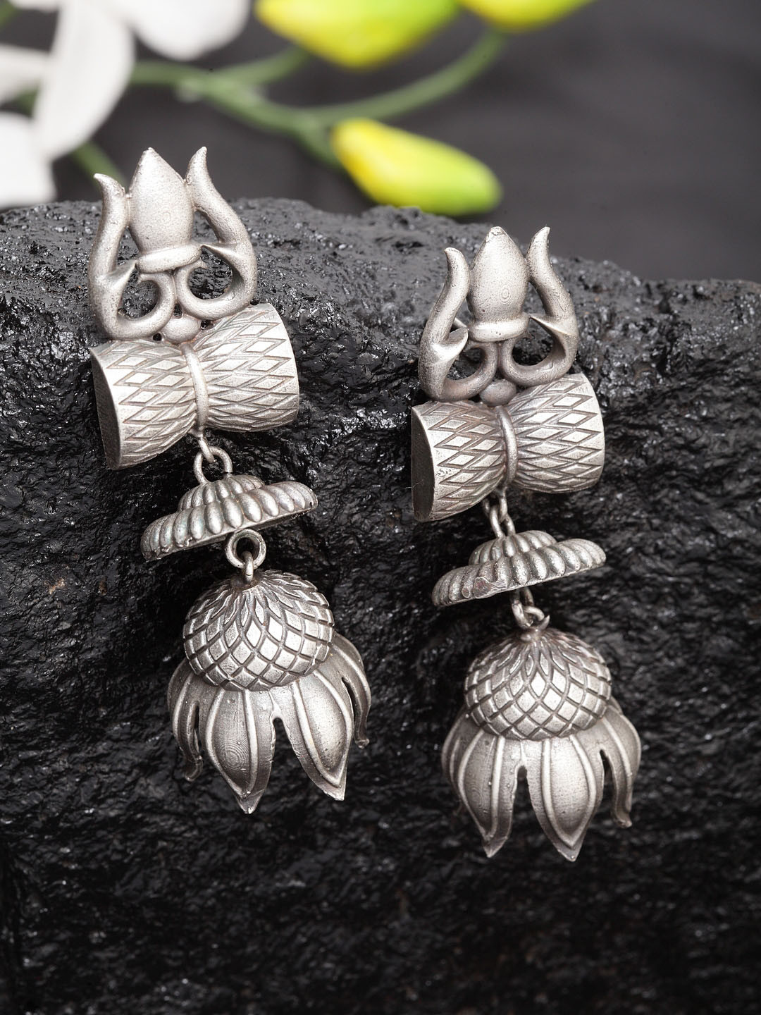 

Moedbuille Silver-Toned Floral Drop Earrings
