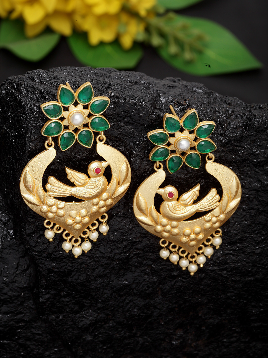 

Moedbuille Green & Gold-Toned Floral Drop Earrings