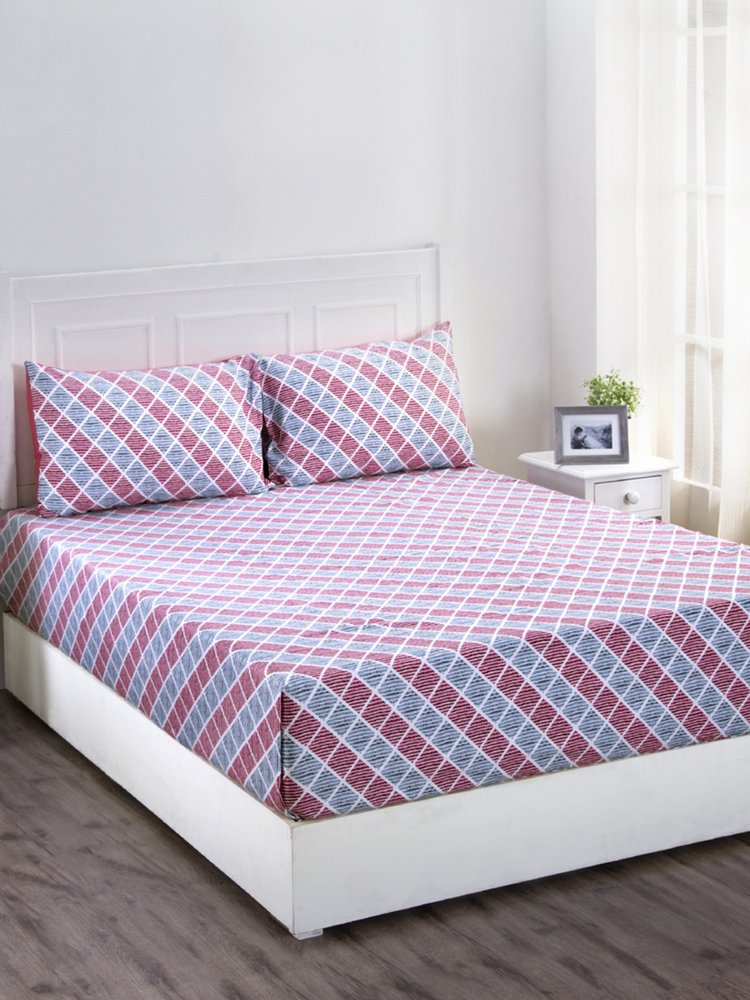 

MASPAR Red Geometric 210 TC Cotton 1 Queen Bedsheet with 2 Pillow Covers