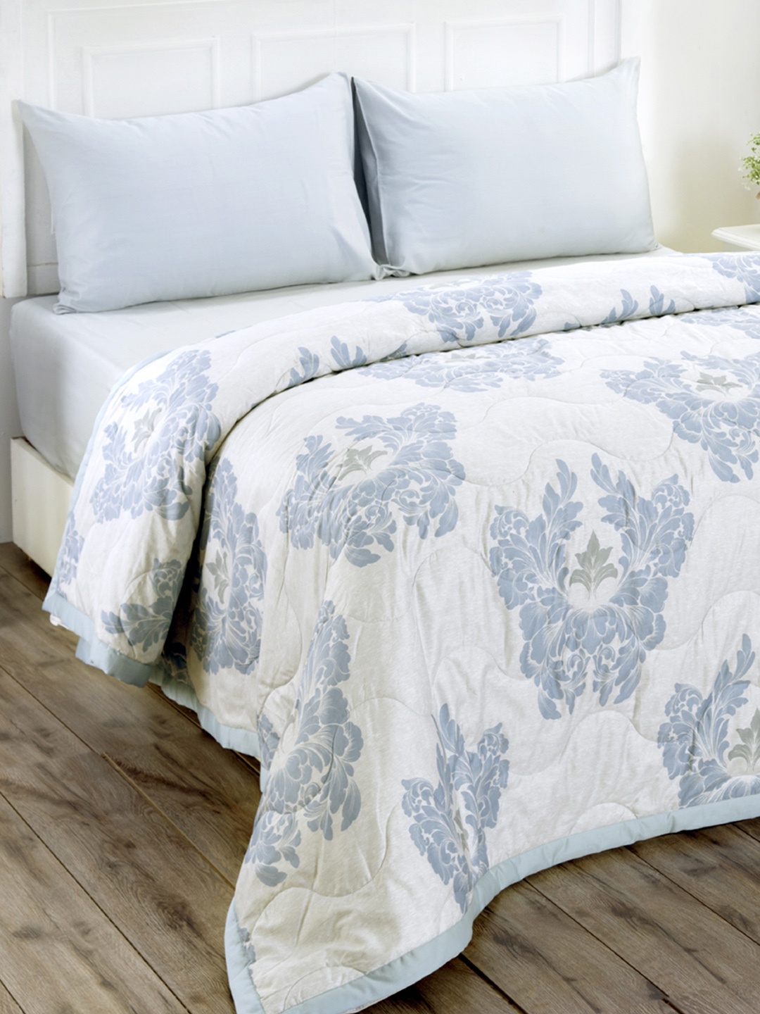 

MASPAR Blue & Off-White Floral AC Room 110 GSM Double Bed Quilt
