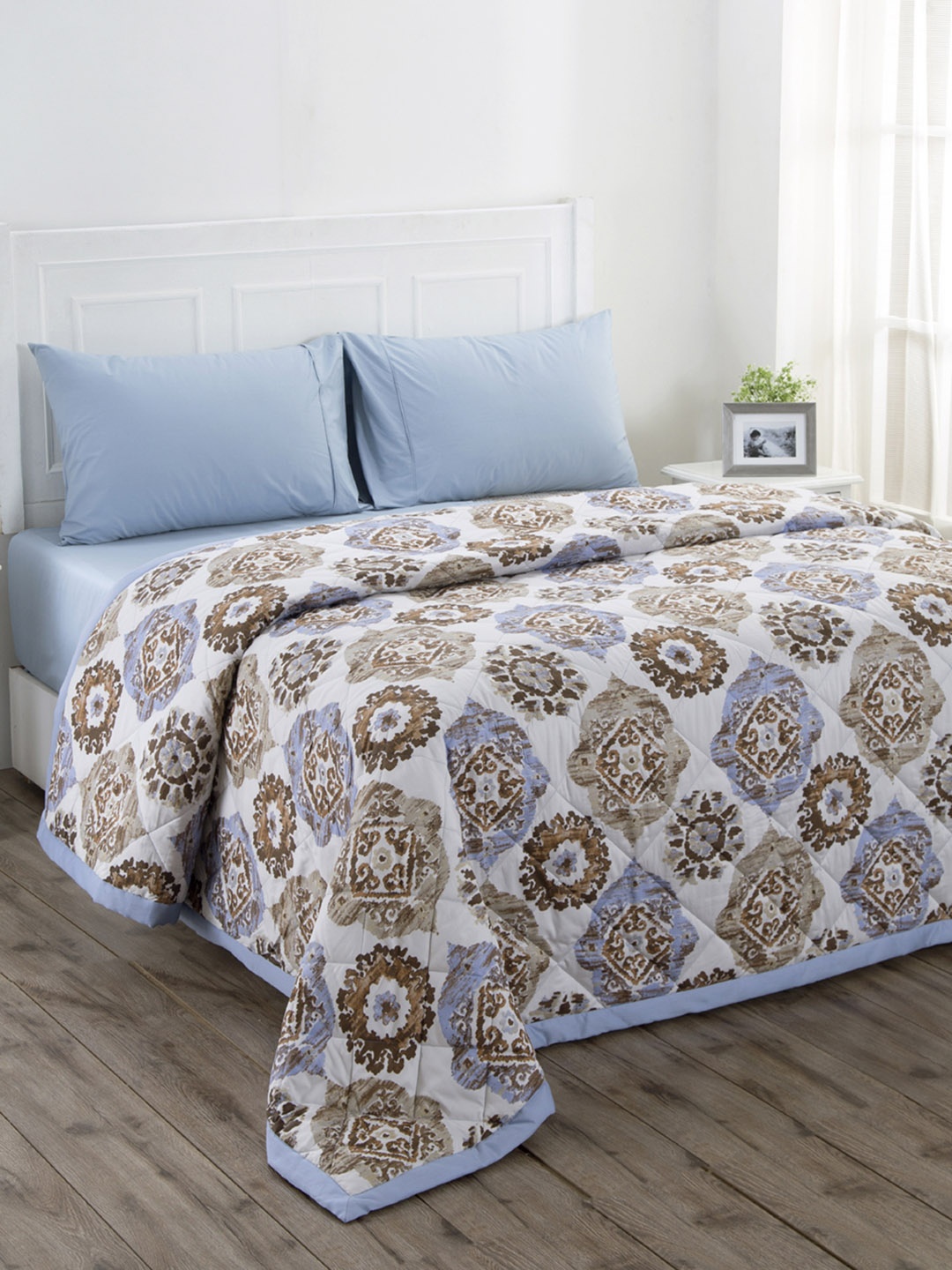 

MASPAR Beige & White Ethnic Motifs AC Room 110 GSM Double Bed Dohar