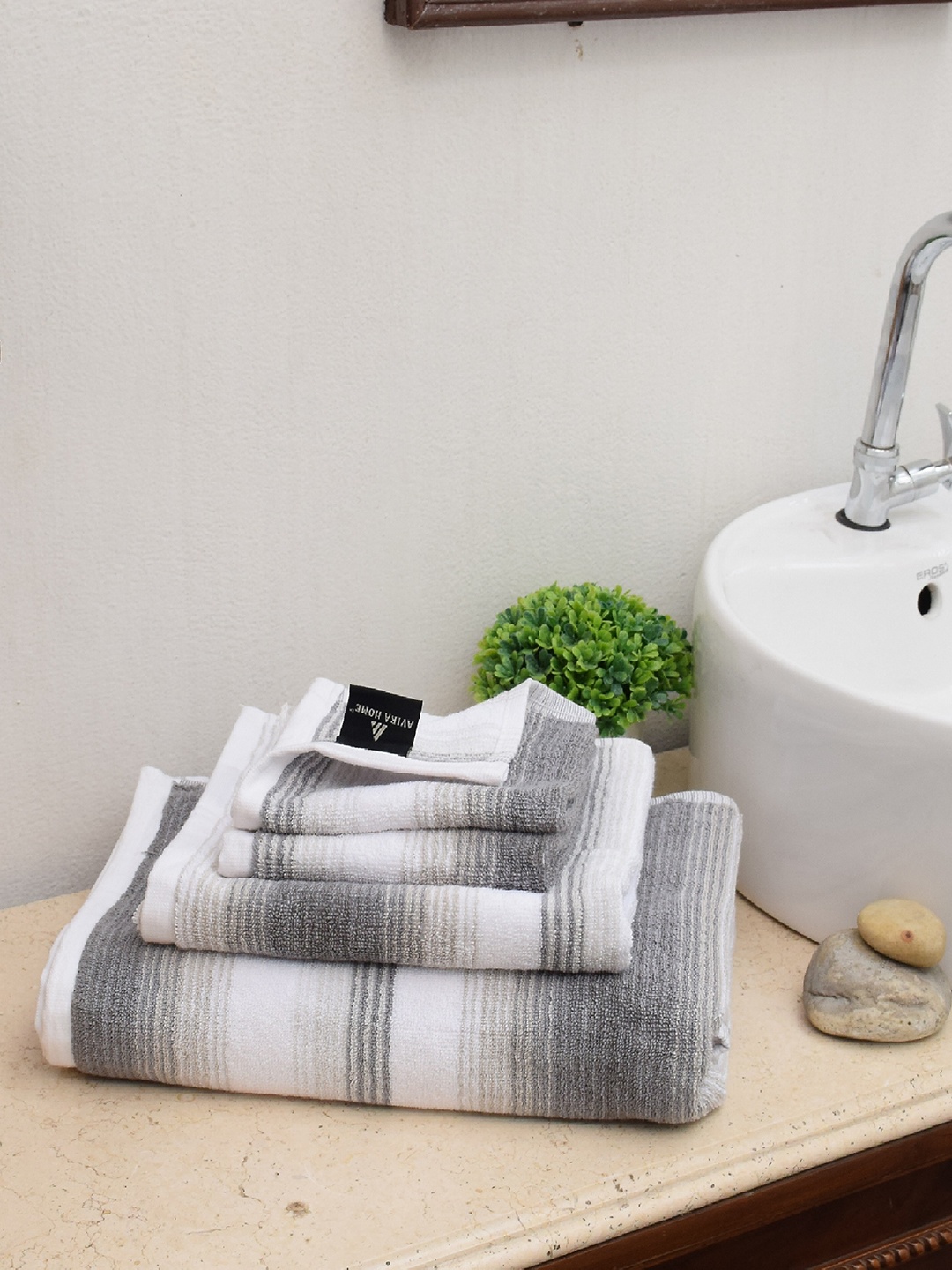 

Avira Home Set of 4 Grey & White Striped 600 GSM Bath Towels
