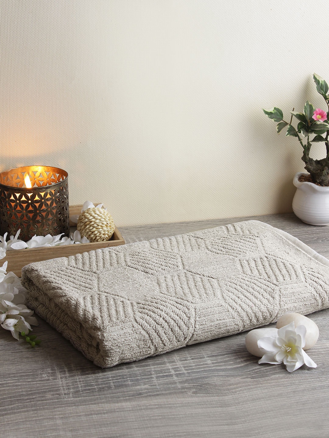 

Softweave Men Silver-Toned Geometric Patterned 450 GSM Bath Towel
