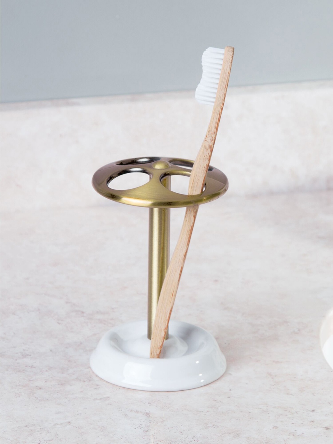 

INTERDESIGN White & Gold Ceramic & Brass Toothbrush Holder