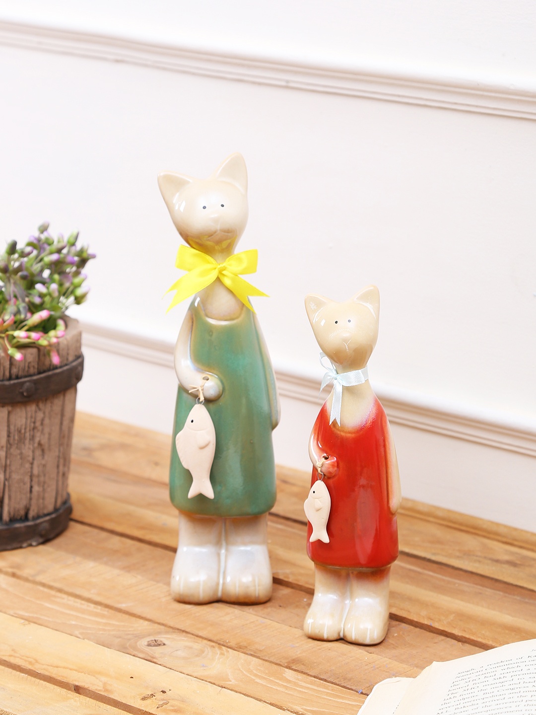 

TAYHAA Set of 2 Multi Cat Holding Fishes Ceramic Showpiece