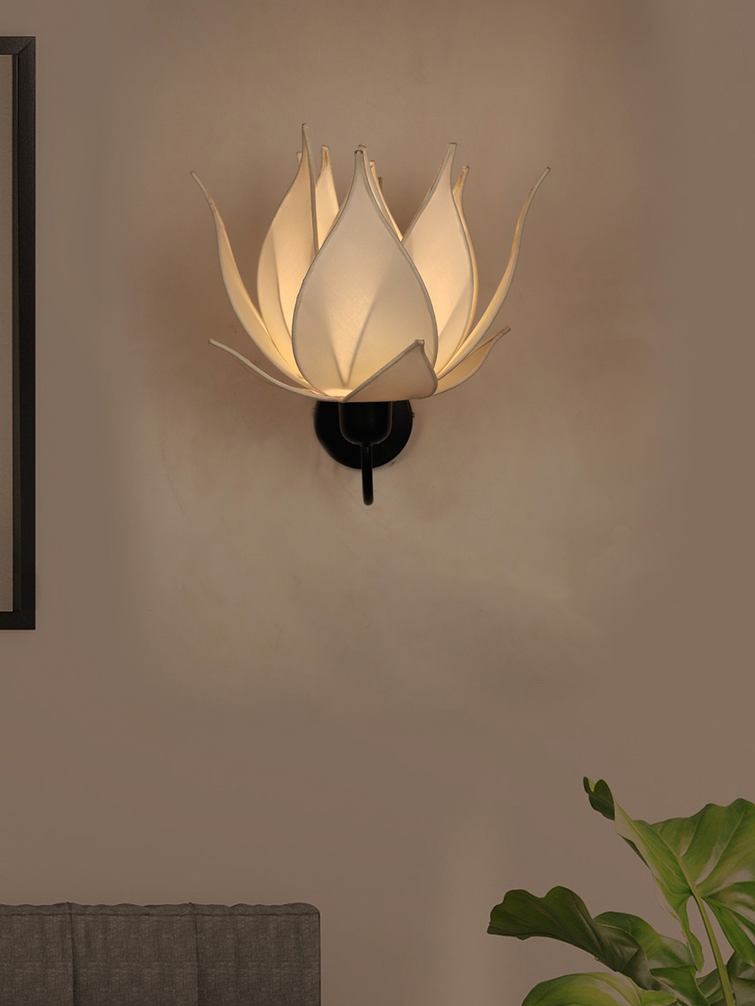 

Fos Lighting Off-White & Black Solid Lotus Shaped Wallchiere
