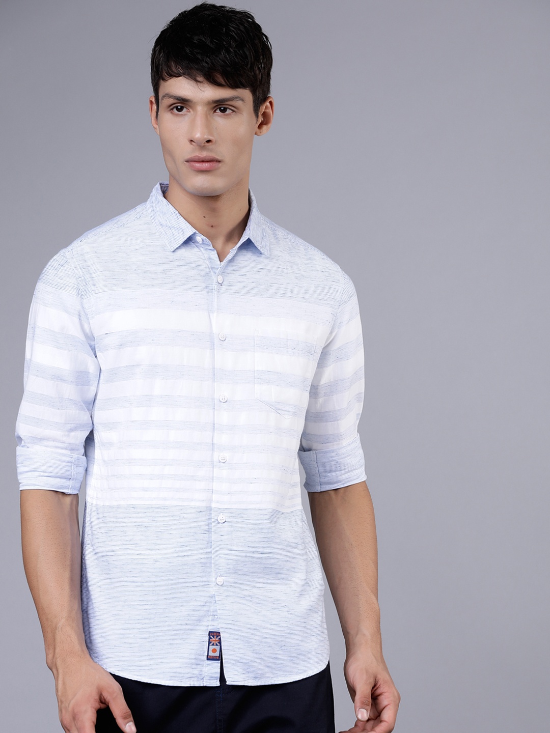 

LOCOMOTIVE Men White & Blue Slim Fit Striped Casual Shirt