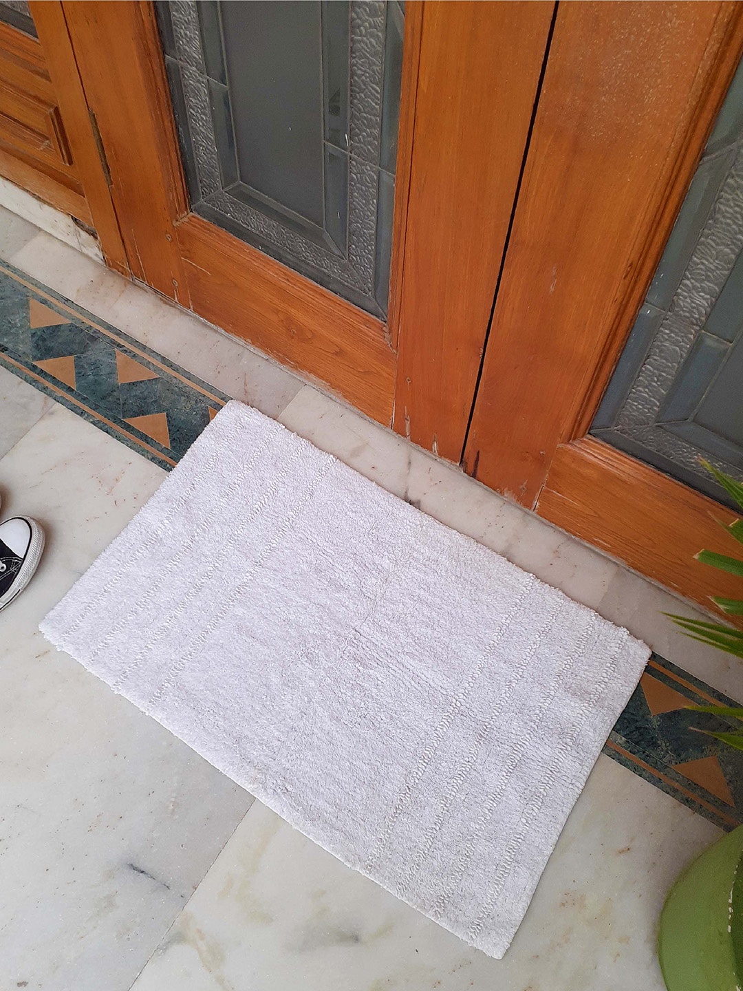 

Avira Home White Solid Cotton Doormat