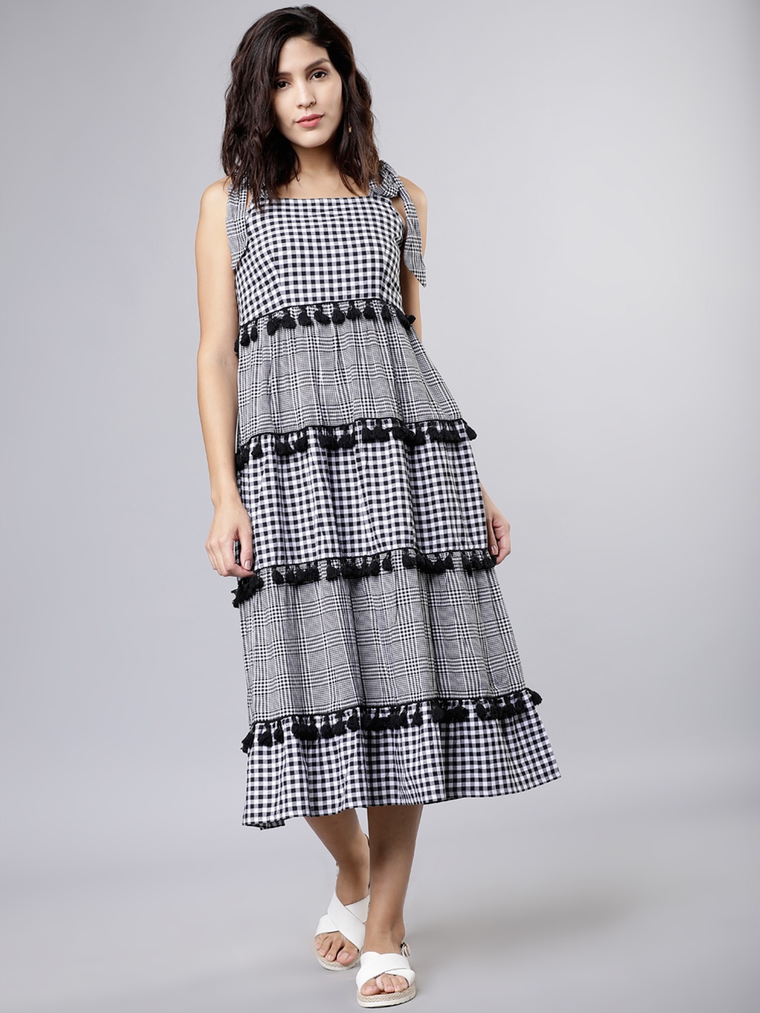 

Tokyo Talkies Women Black & White Semi-Fit Checked Fit and Flare Dress