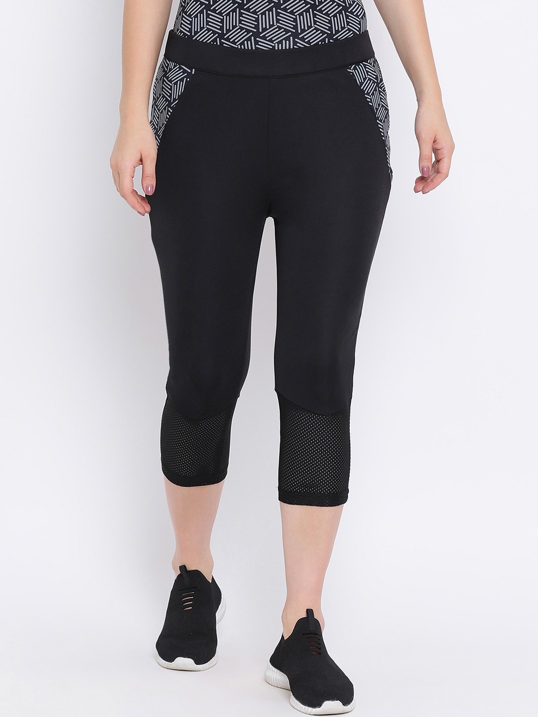 

Clovia Women Black Solid Activewear Capri Tights