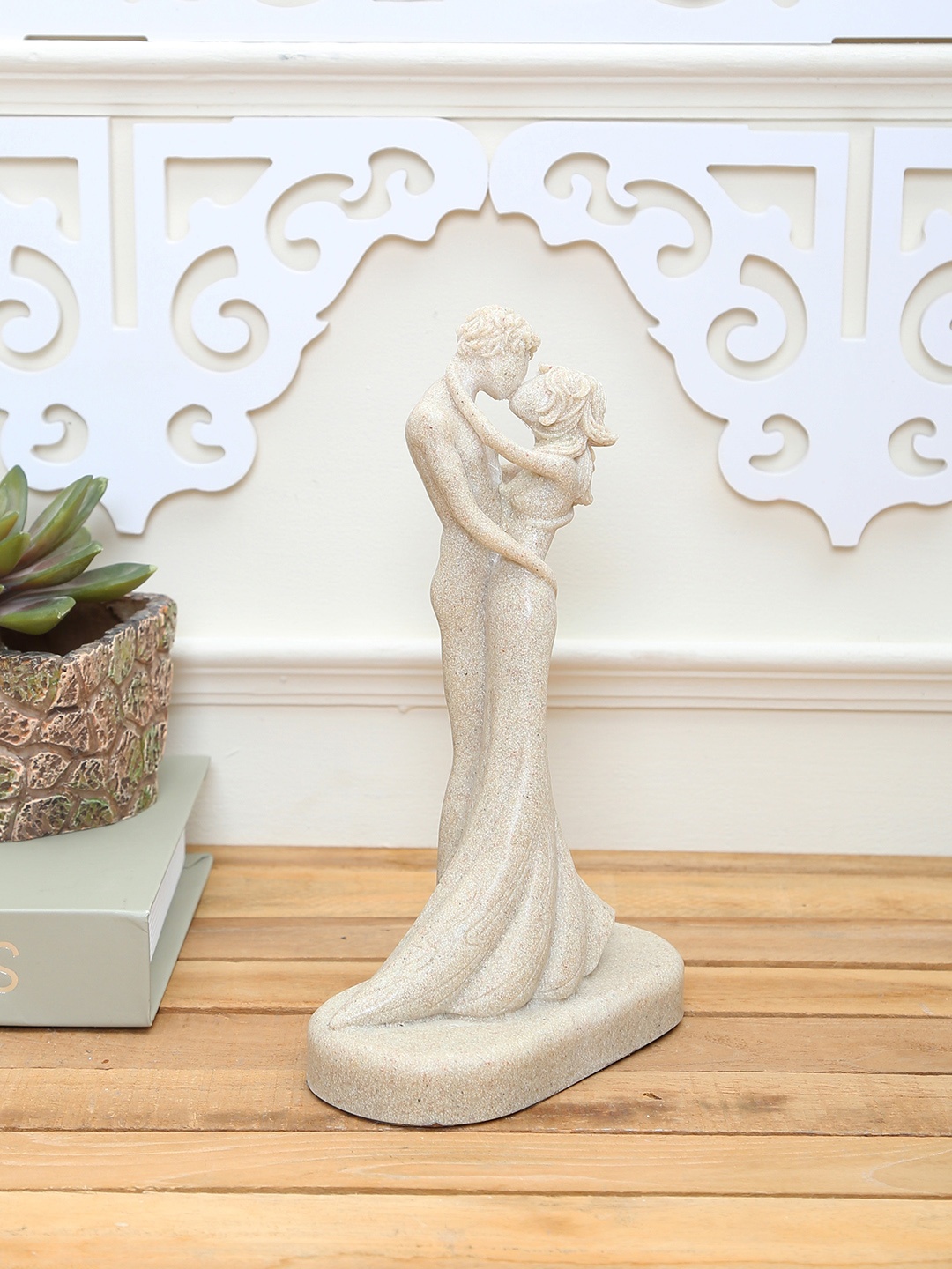 

TAYHAA Beige Couple Lovingly In An Ambrace Figurine