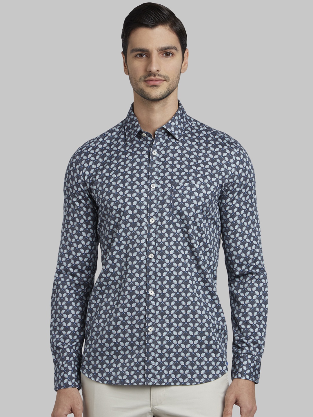 

Parx Men Grey & Off-White Slim Fit Printed Casual Shirt