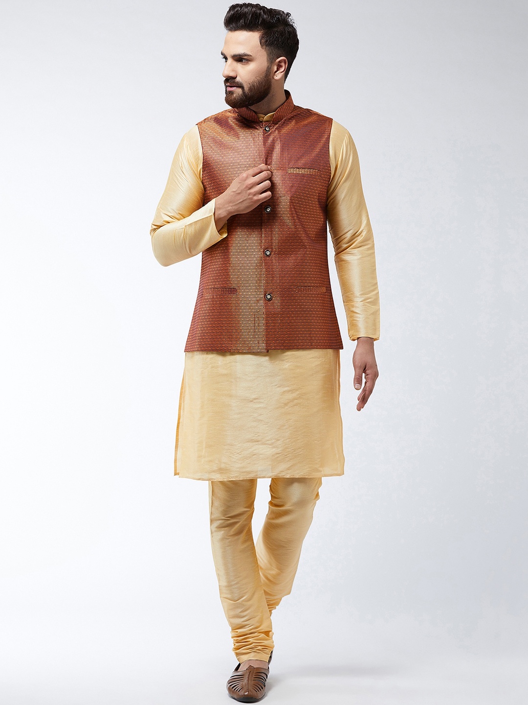 

SOJANYA Men Gold-Toned Solid Kurta And Churidar & Nehru Jacket