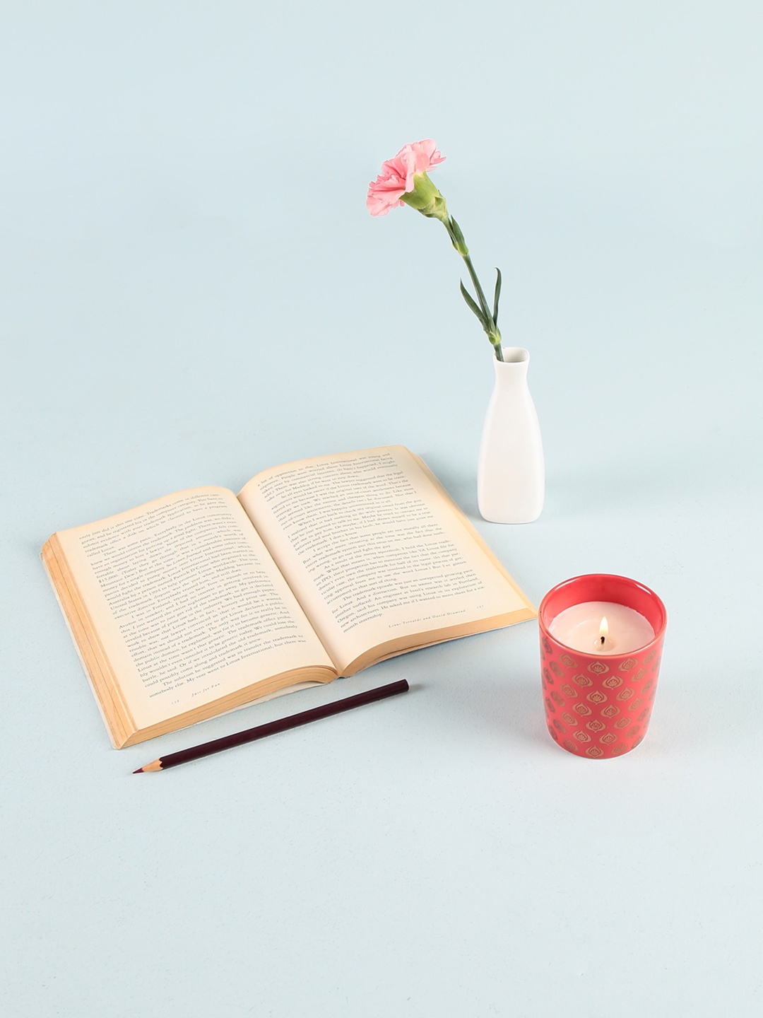 

Chumbak Pink & Gold-Toned Printed Aromatic Tumbler-Shaped Candle