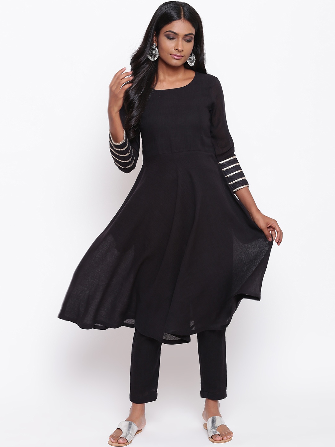 

trueBrowns Women Black Striped Kurta with Pyjamas