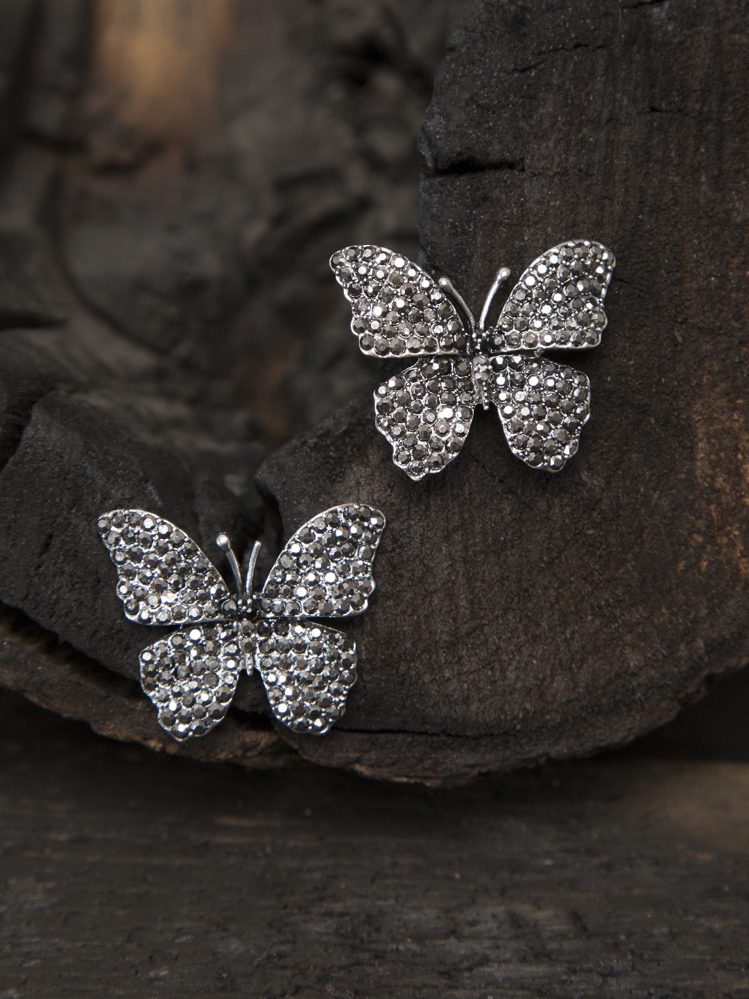 

Mali Fionna Silver-Toned Contemporary Studs