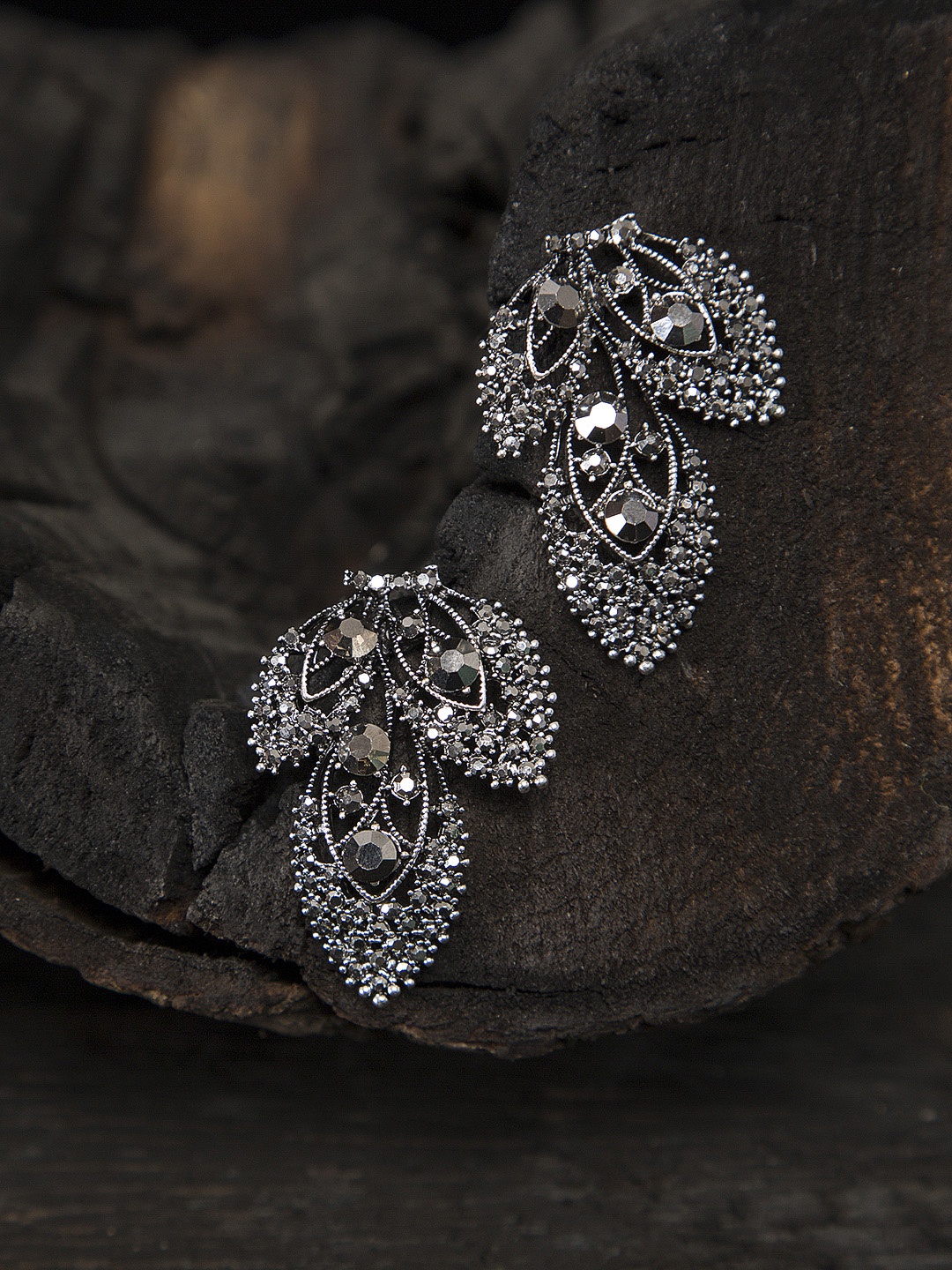 

Mali Fionna Silver-Toned Leaf Shaped Studs