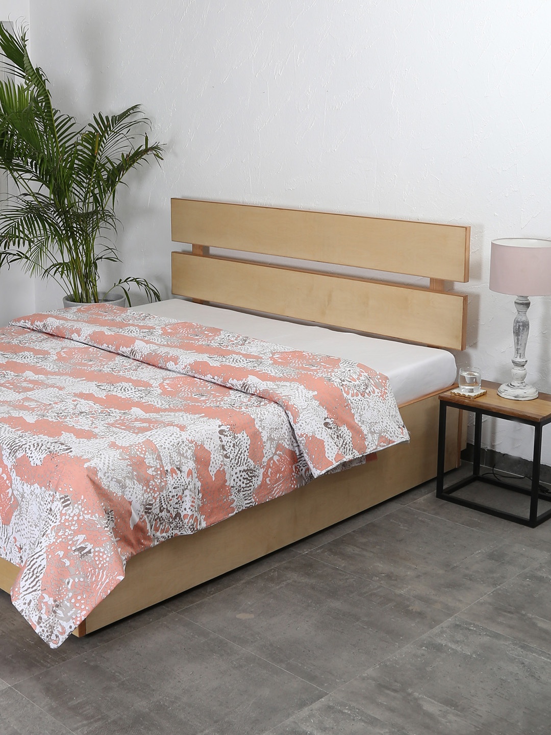 

House This Peach-Coloured & Beige Abstract Mild Winter 110 GSM Double Bed Dohar