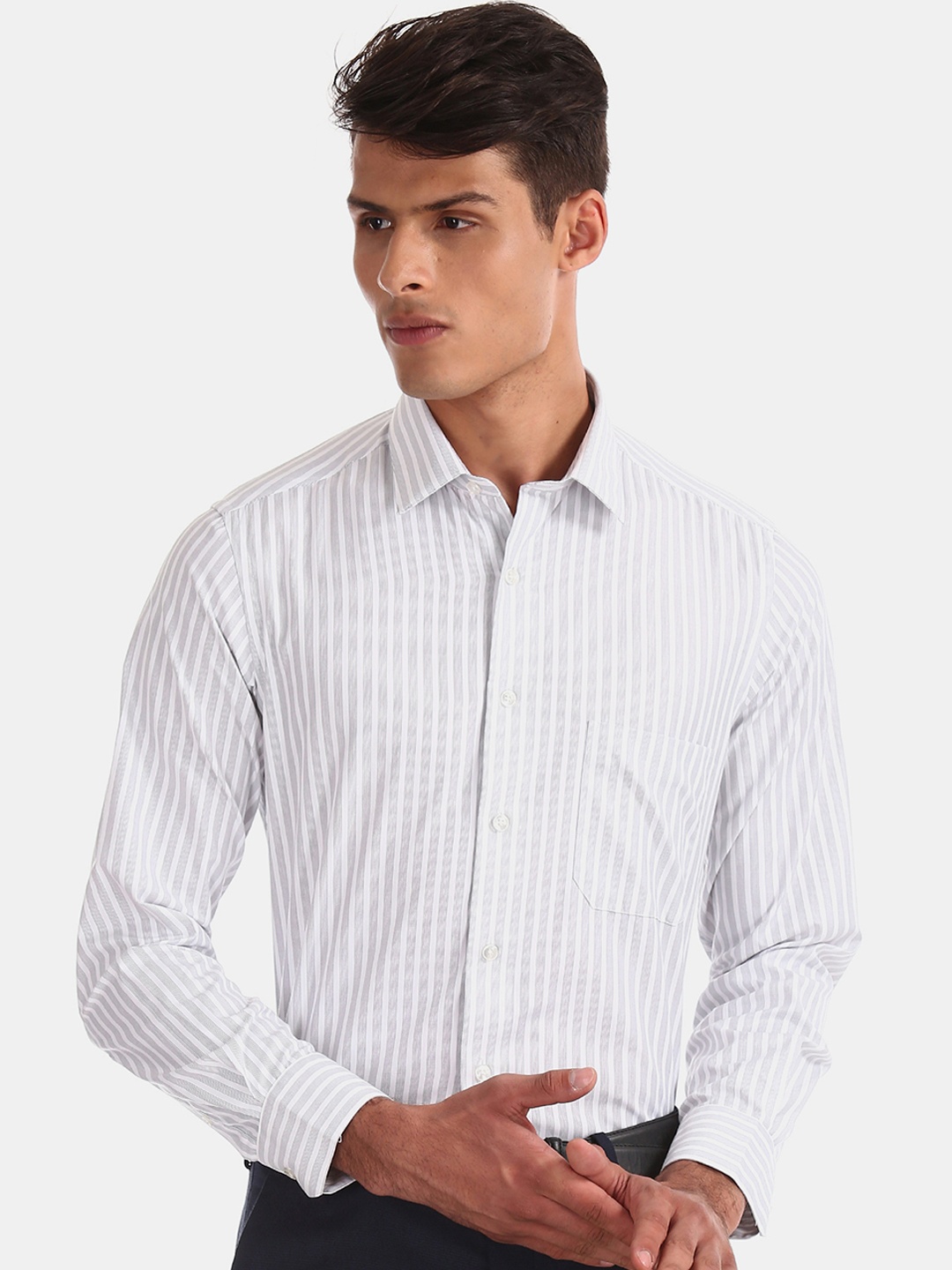 

Arrow Men White & Black Regular Fit Striped Formal Shirt