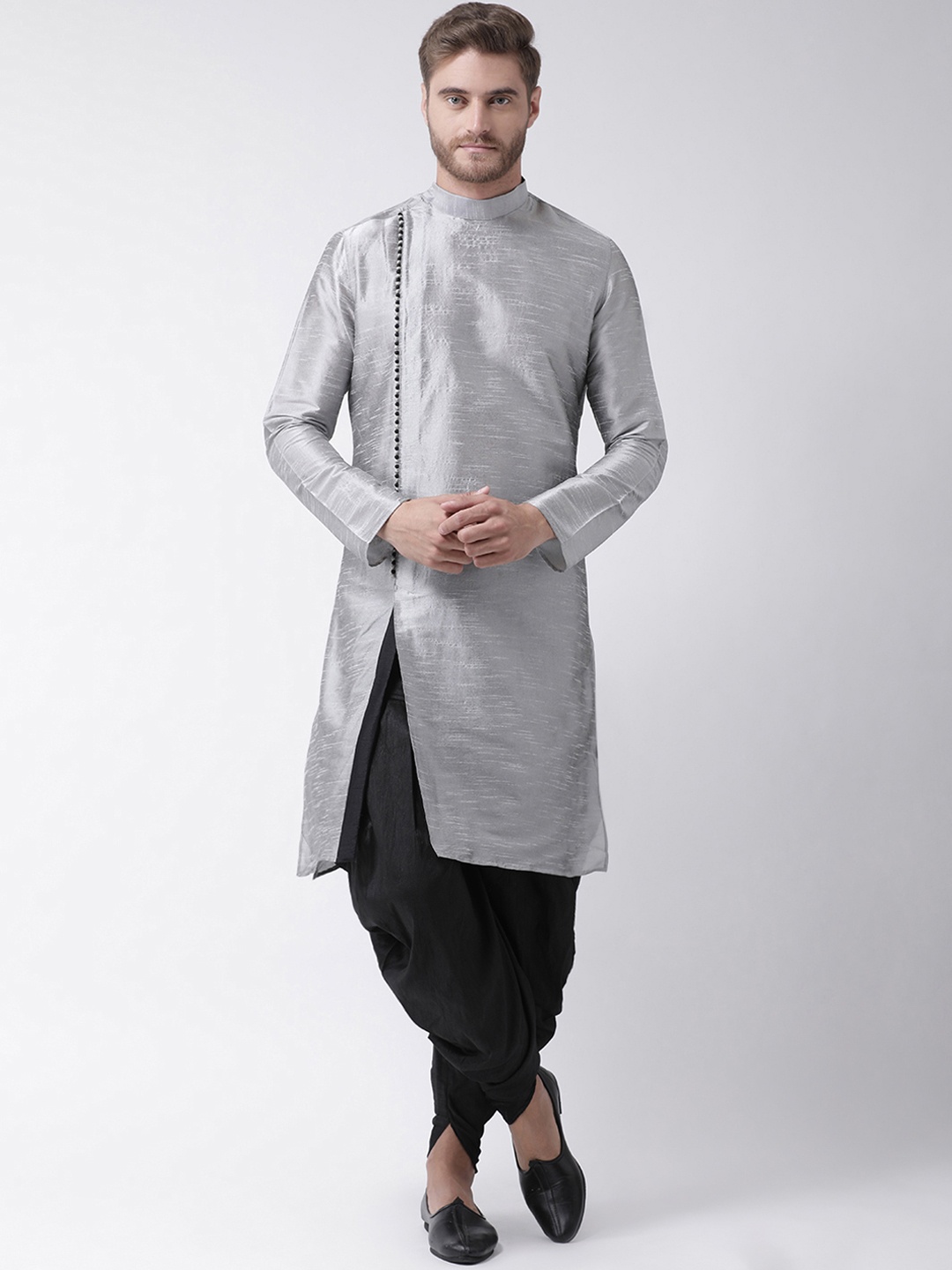 

DEYANN Men Silver-Toned & Black Solid Dupion Silk Kurta with Patiala