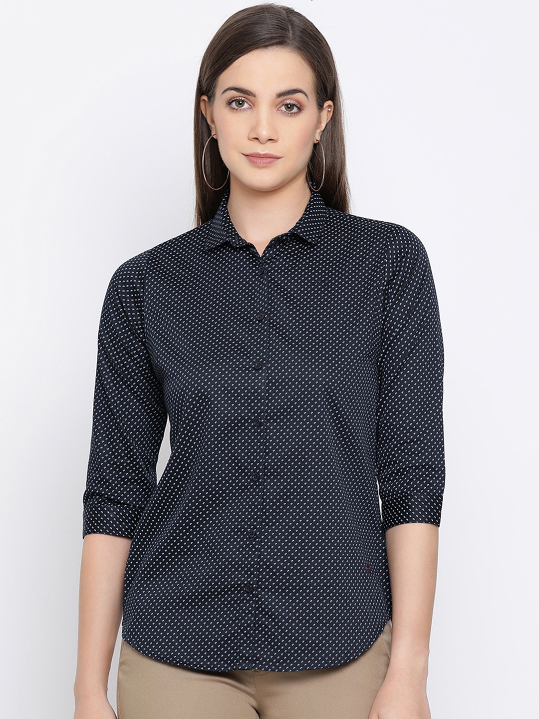 

Crimsoune Club Women Black & White Slim Fit Printed Casual Shirt