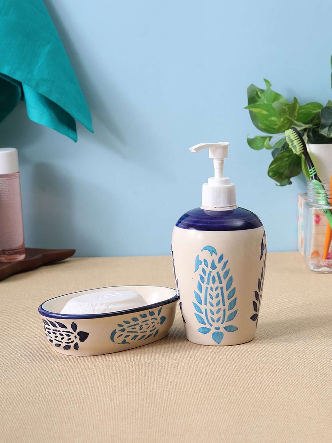 

VarEesha Off-White & Blue Set of 2 Printed Ceramic Bath Accessories